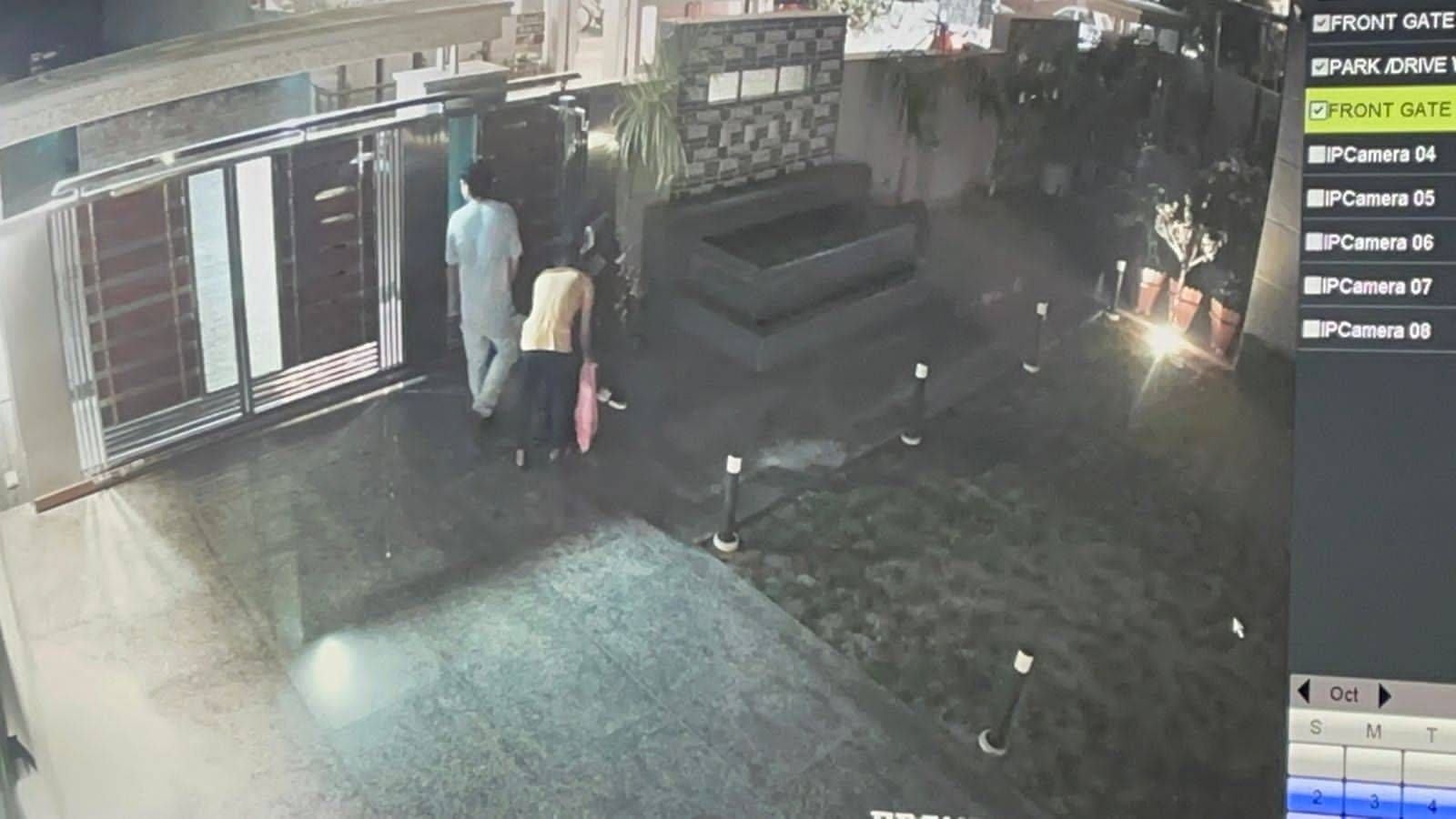 फतेहाबाद के सूर्या इंकलेव में चोरी की वारदात के बाद बाहर निकलते हुए आरोपी चोर।