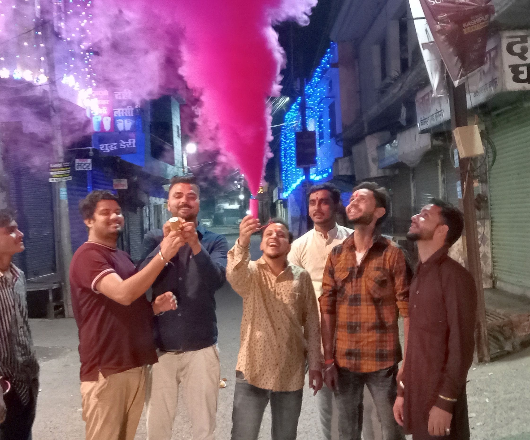 काशीपुर में ग्रीन पटाखे जलाते युवक। संवाद काशीपुर में ग्रीन पटाखे जलाते युवक। संवाद