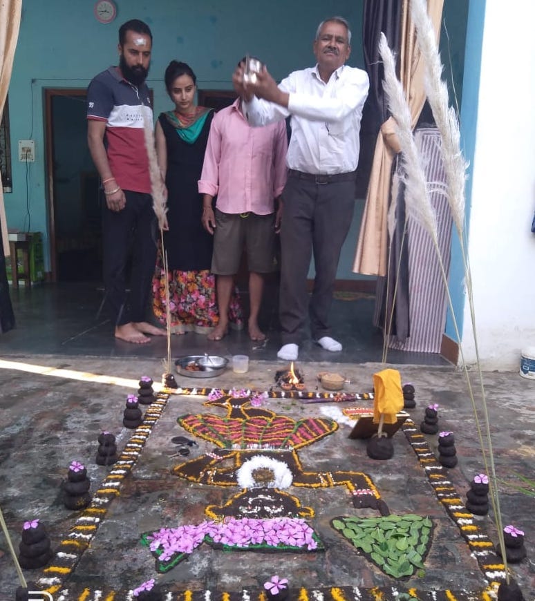 मंडावली में गोवर्धन पूजन करते पशुपालक।