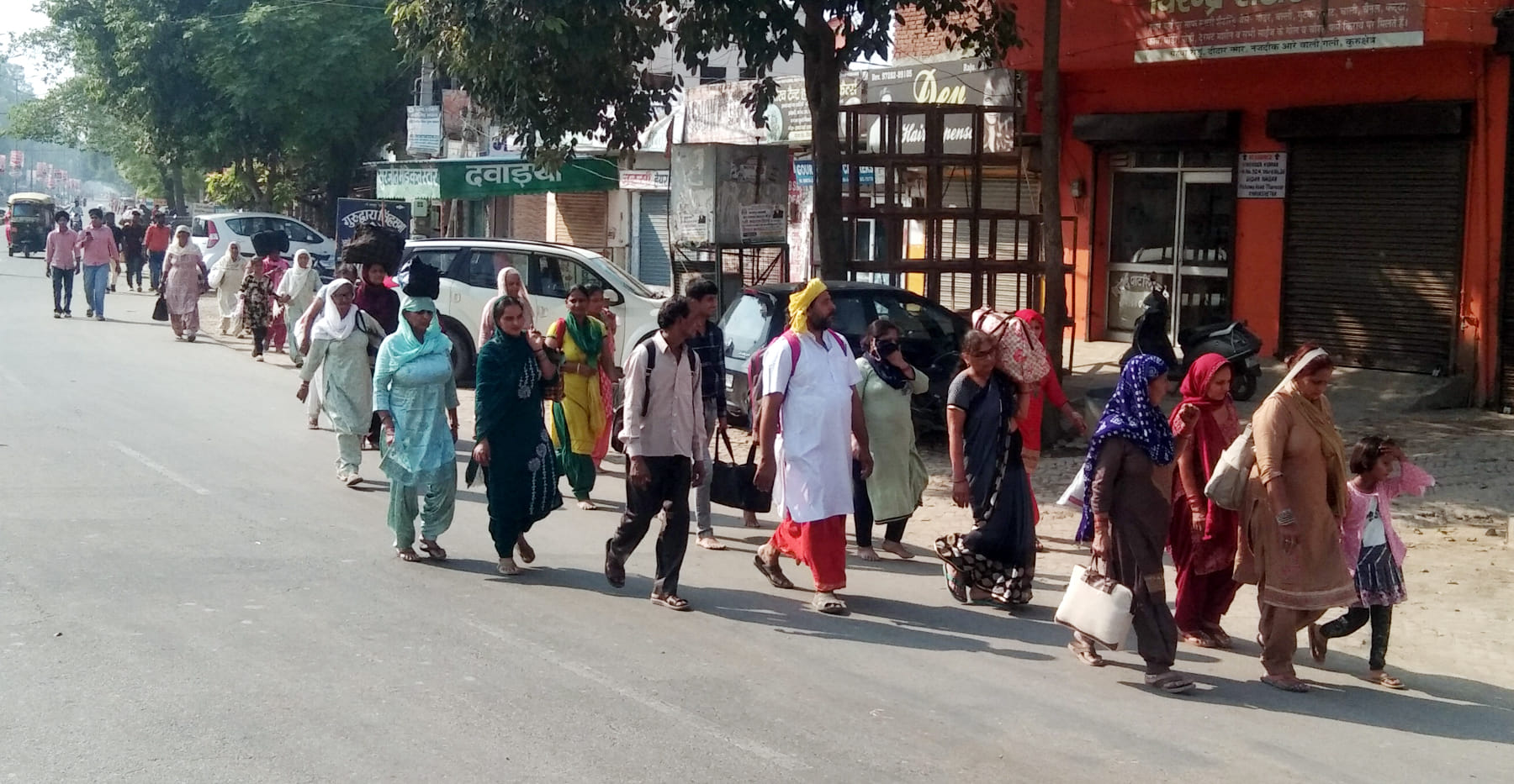  मिनी बस से उतारे जाने के बाद थर्ड गेट की ओर पैदल रास्ता नापते श्रद्धालु।  संवाद