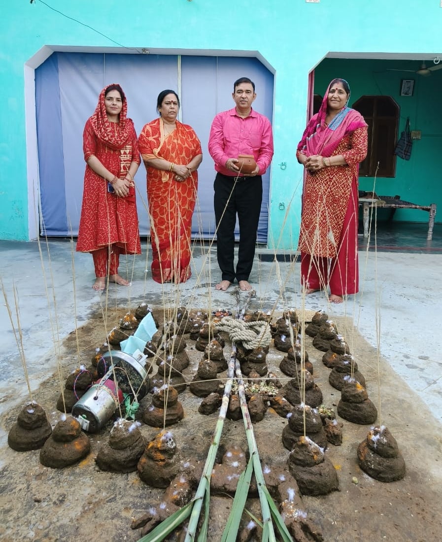 नगीना में में गोवर्धन पूजा करते ग्रामीण। नगीना में में गोवर्धन पूजा करते ग्रामीण।