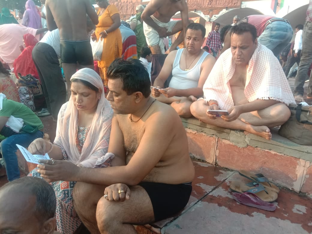 स्नान के दौरान पाठ करते श्रद्धालु। संवाद स्नान के दौरान पाठ करते श्रद्धालु। संवाद