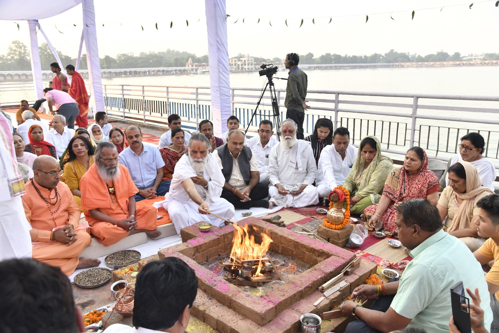 सूर्यग्रहण के अवसर पर ब्रह्मसरोवर पर हवन करते स्वामी ज्ञानानंद। संवाद सूर्यग्रहण के अवसर पर ब्रह्मसरोवर पर हवन करते स्वामी ज्ञानानंद। संवाद