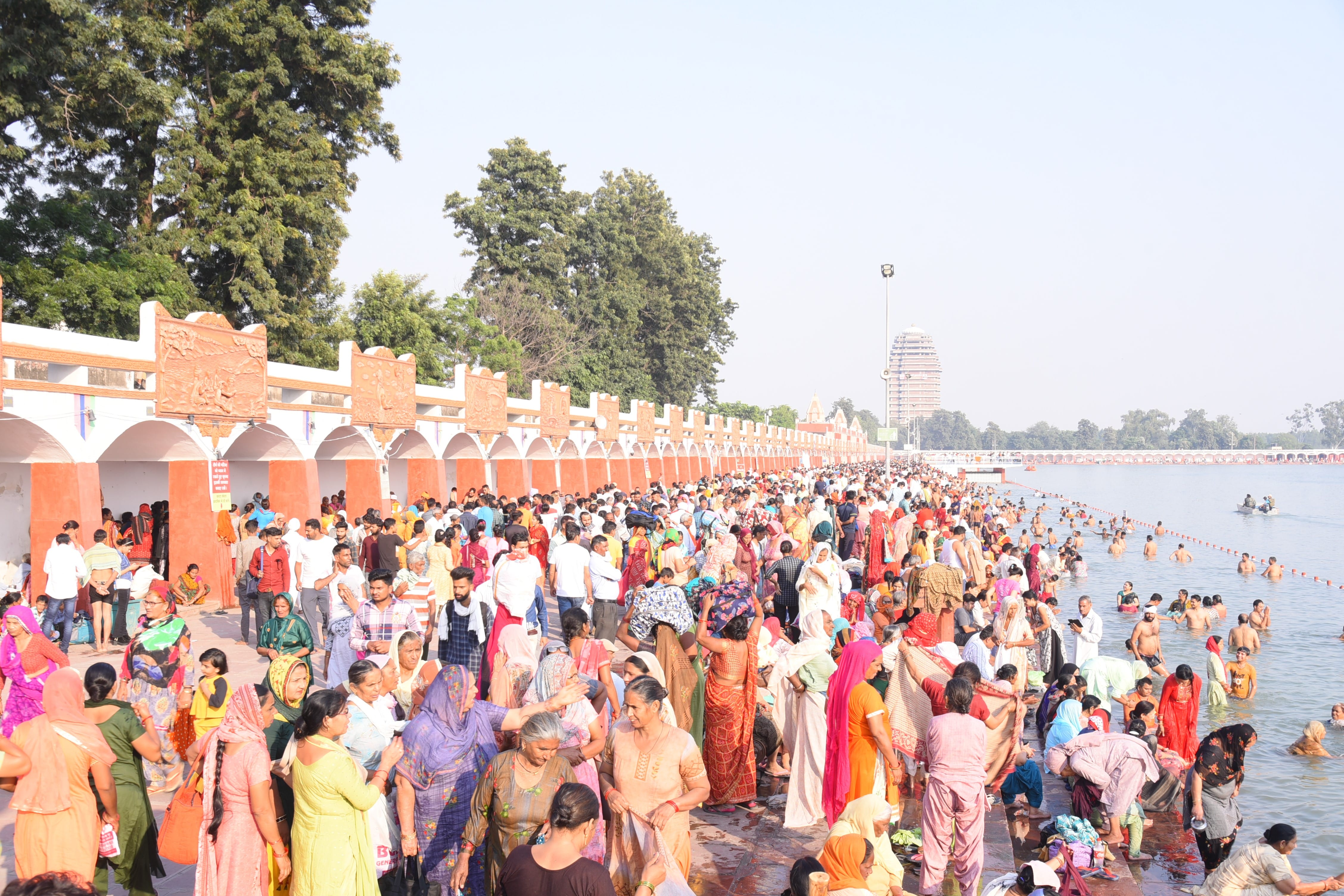  सूर्यग्रहण के अवसर पर पवित्र ब्रह्मसरोवर में स्नान करते श्रद्धालु।  संवाद