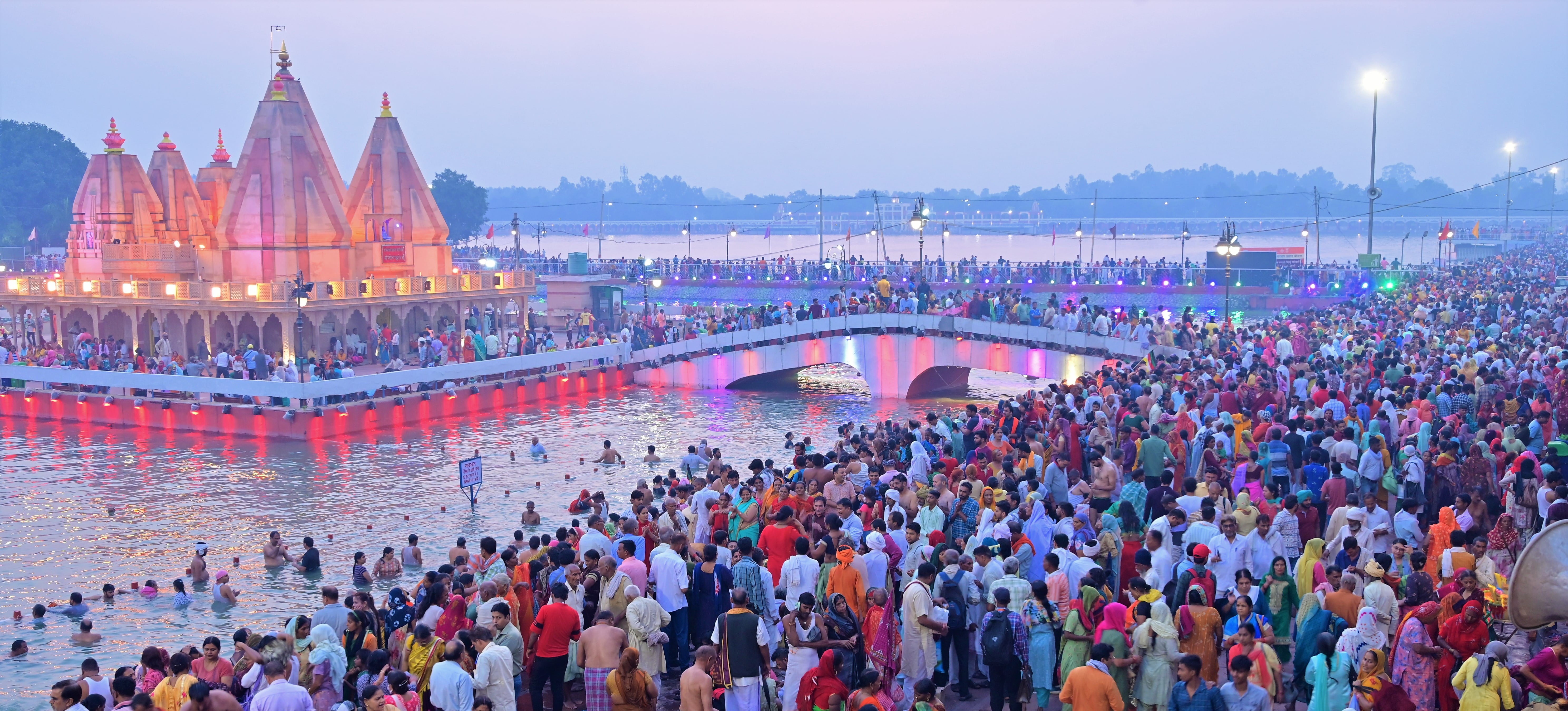 सूर्यग्रहण के अवसर पर पवित्र ब्रह्मसरोवर पर मड़ी श्रद्धालुओं की भीड़।  संवाद