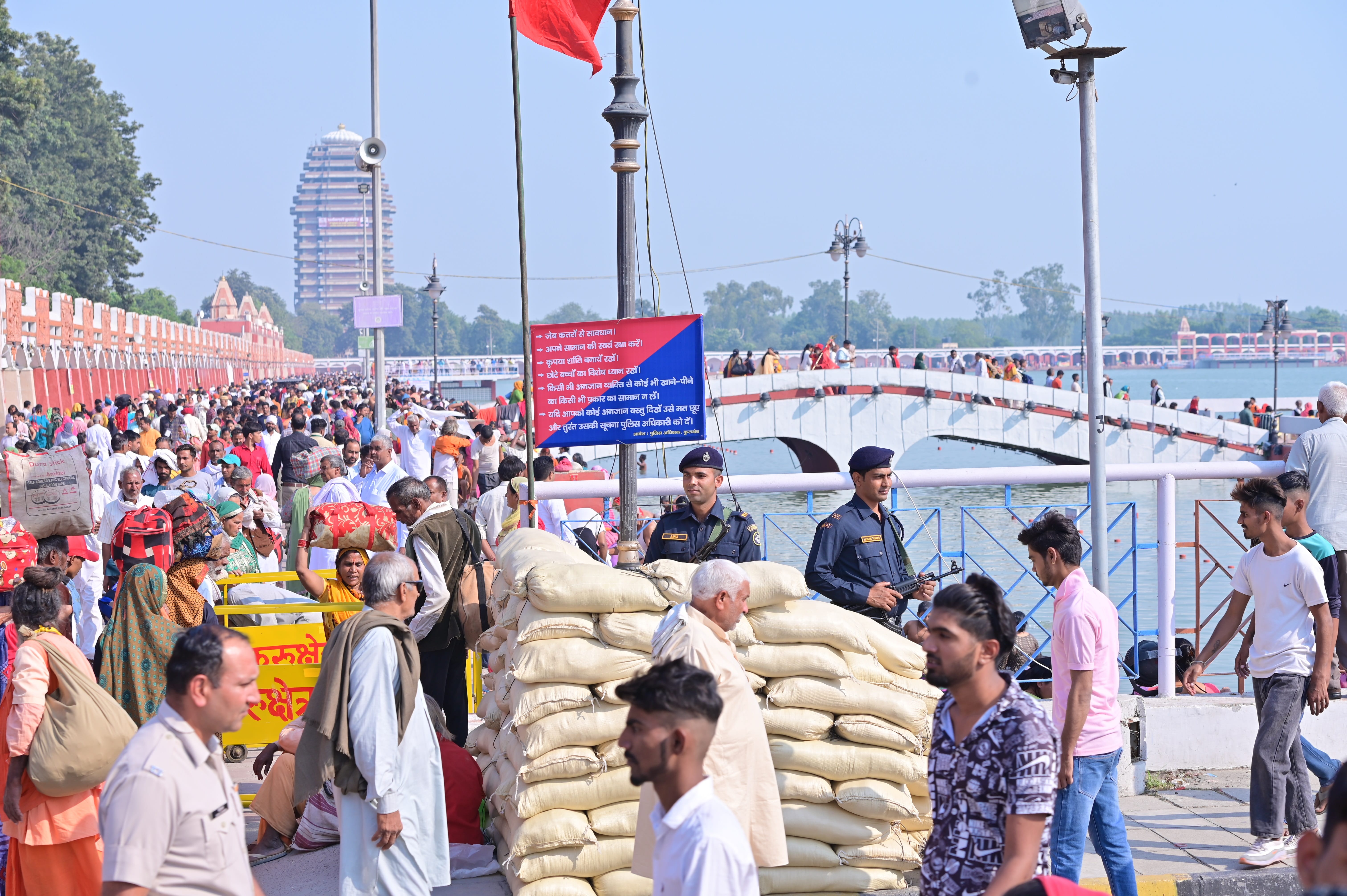 सूर्यग्रहण के दौरान ब्रह्मसरोवर पर तैनात सुरक्षाकर्मी। संवाद सूर्यग्रहण के दौरान ब्रह्मसरोवर पर तैनात सुरक्षाकर्मी। संवाद