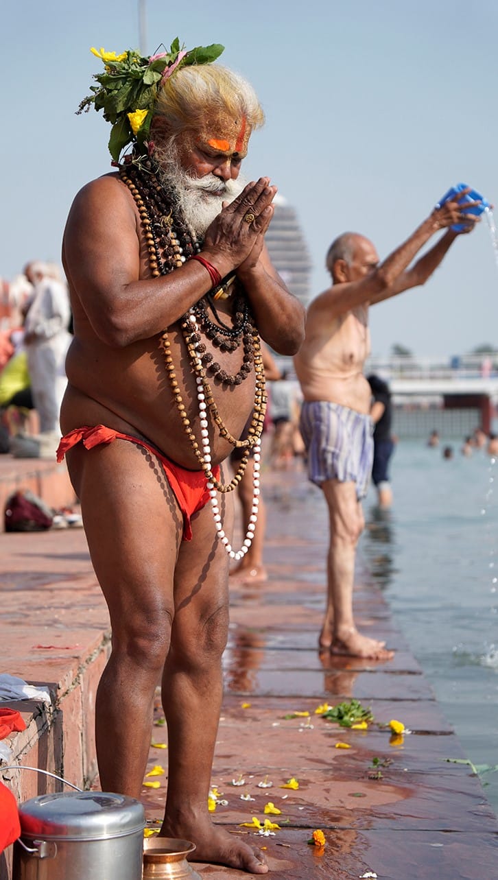 सूर्यग्रहण मेले में सूरज को नमन करता साधु। संवाद सूर्यग्रहण मेले में सूरज को नमन करता साधु। संवाद