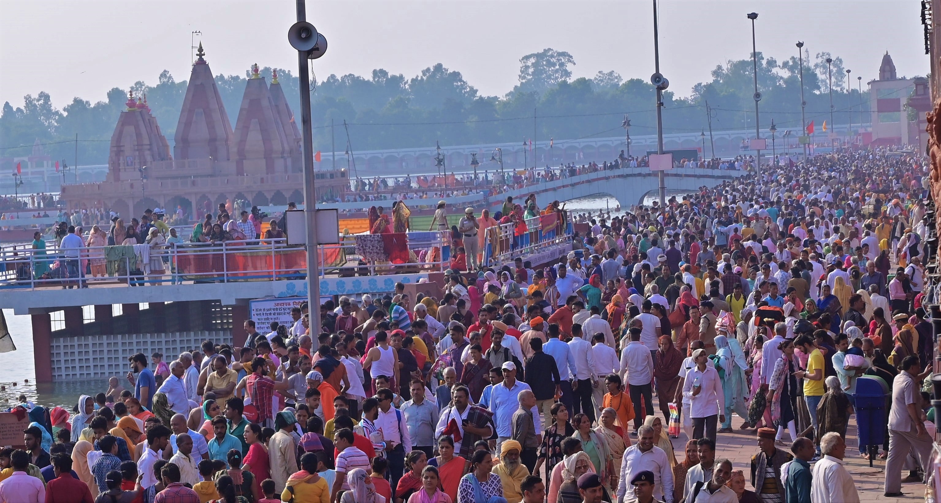 सूर्यग्रहण पर पवित्र ब्रह्मसरोवर पर विभिन्न राज्यों से आए श्रद्धालुओं की भीड़।  संवाद
