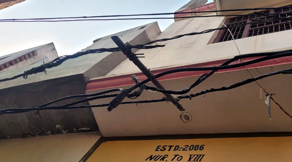 शामली के मोहल्ला घेरबुखारी में स्कूल के पास से गुजरते जर्जर विद्युत तार। शामली के मोहल्ला घेरबुखारी में स्कूल के पास से गुजरते जर्जर विद्युत तार।