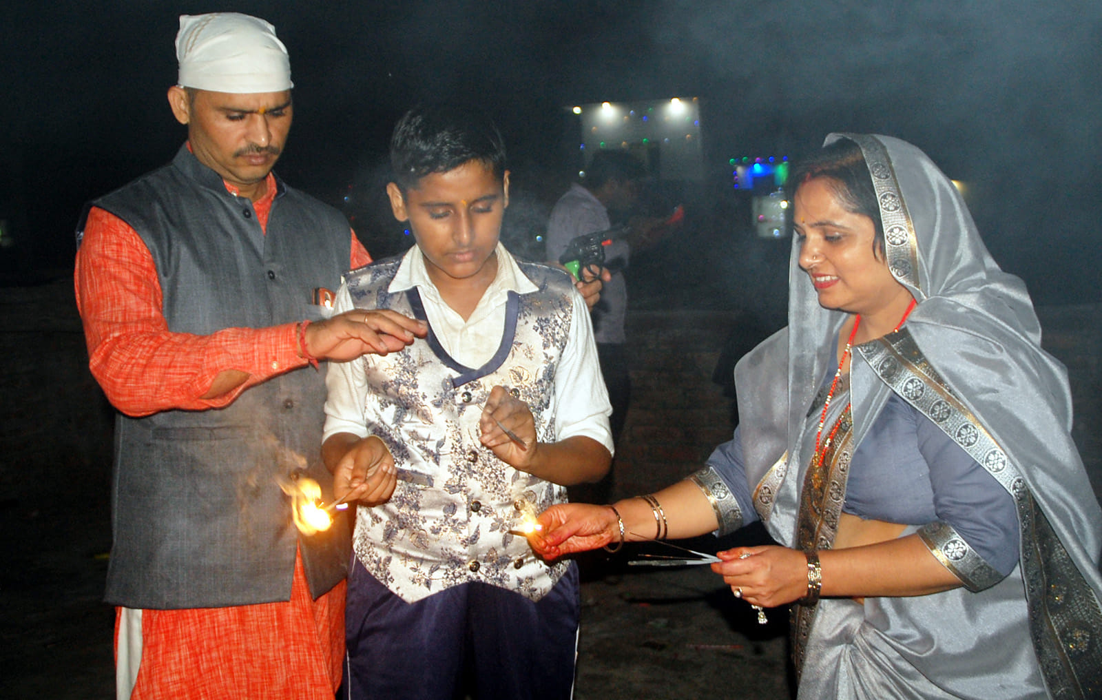 शामली में दीपावली पर आतिशबाजी करते परिवार के लोग। शामली में दीपावली पर आतिशबाजी करते परिवार के लोग।