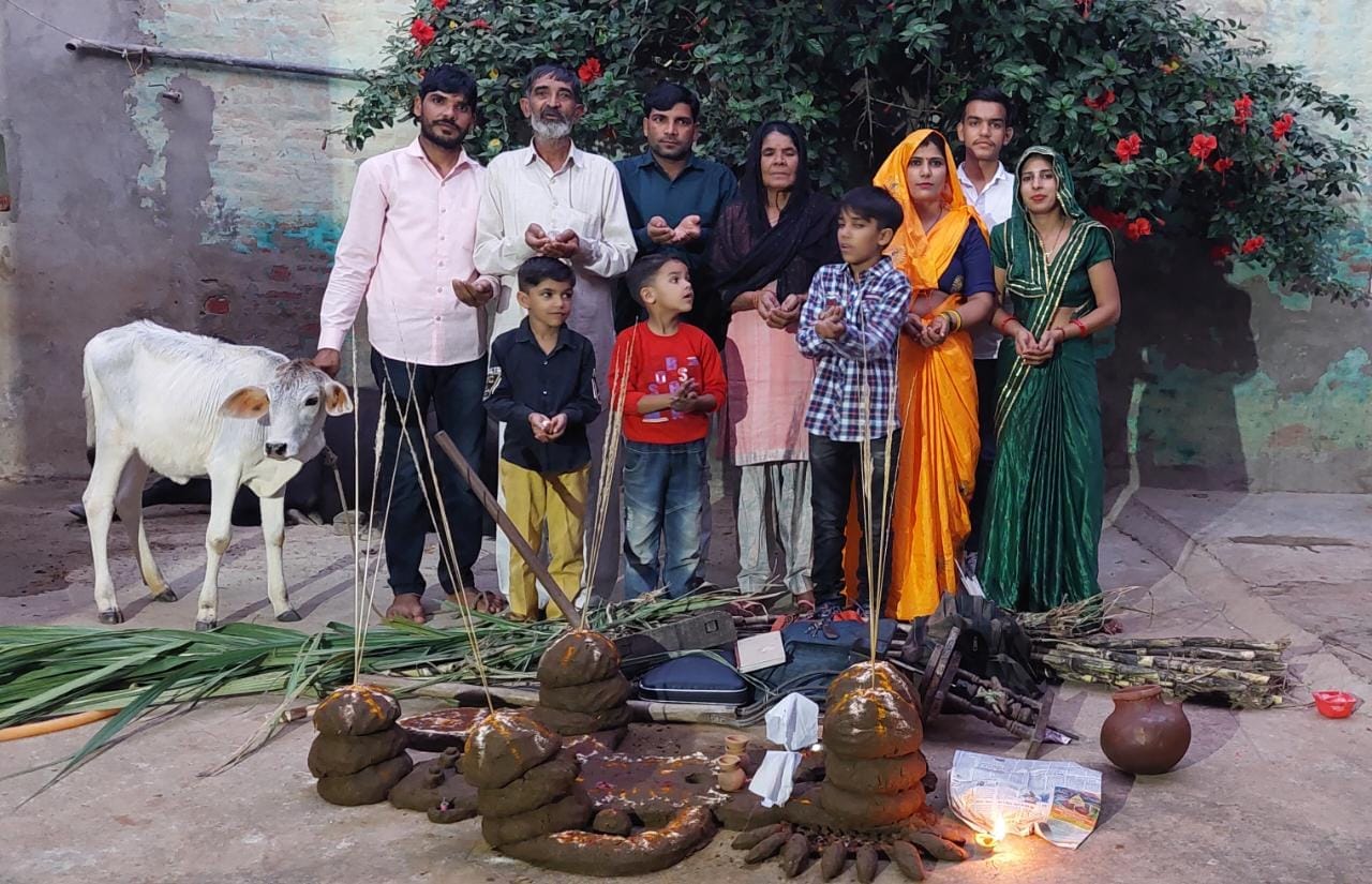 टीकरी में गोवर्धन पूजा करते श्रद्घालु टीकरी में गोवर्धन पूजा करते श्रद्घालु