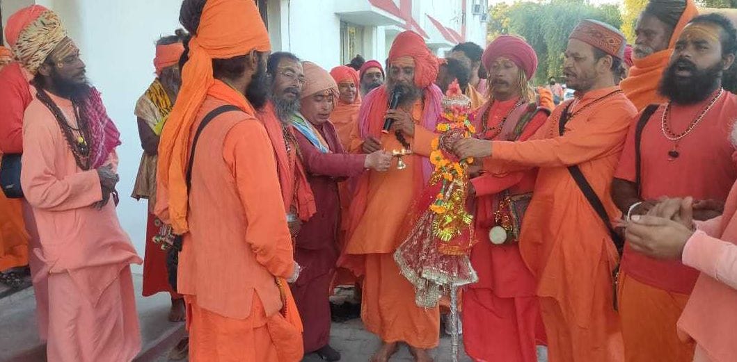 टनकपुर के शारदा नदी में छड़ी यात्रा के दौरान छड़ का पूजन करते जूना अखाड़ा के संत। संवाद टनकपुर के शारदा नदी में छड़ी यात्रा के दौरान छड़ का पूजन करते जूना अखाड़ा के संत। संवाद