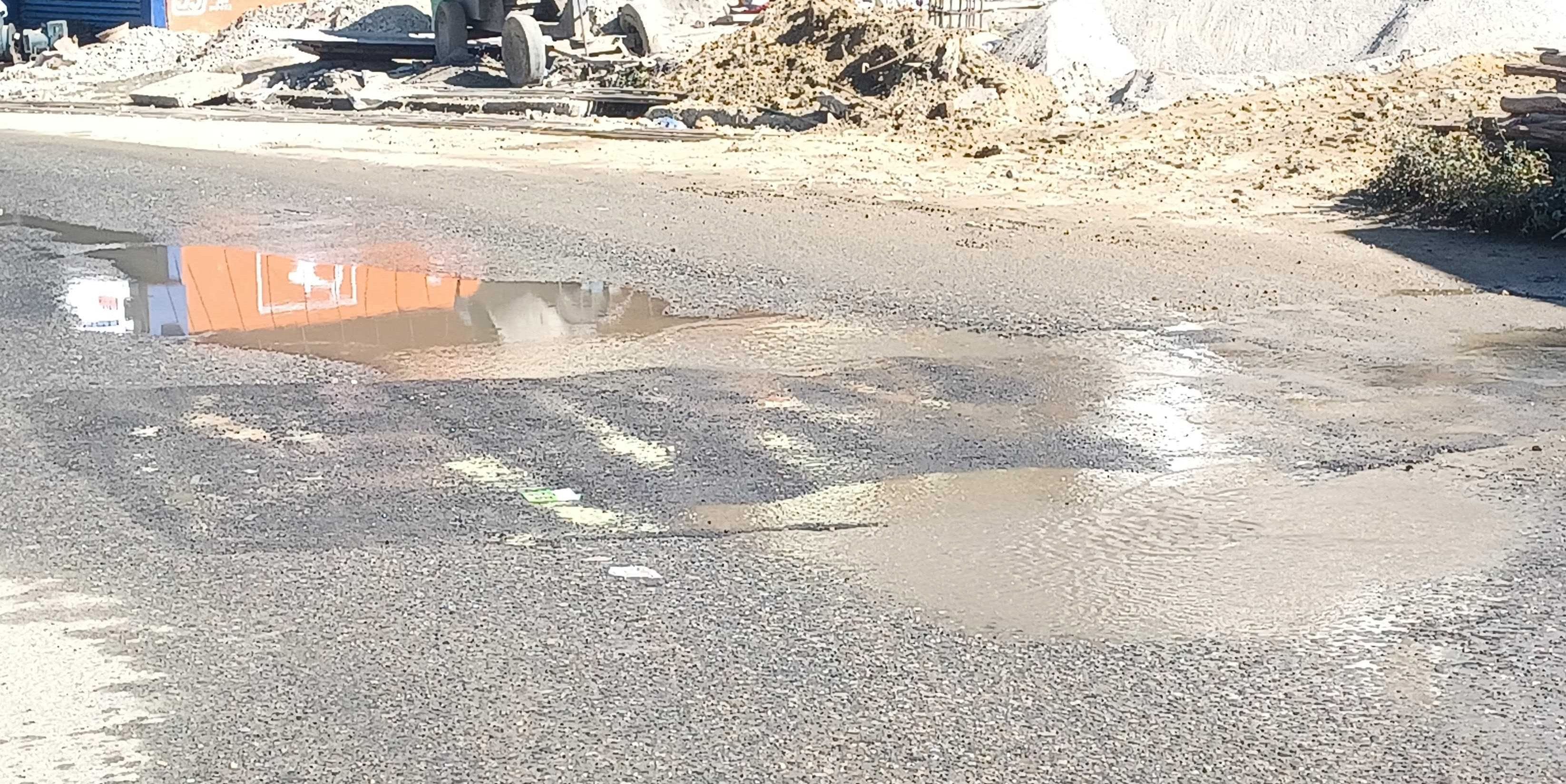 टनकपुर-पिथौरागढ़ राष्ट्रीय राजमार्ग पर चंपावत शहर के पास का गड्ढा। संवाद टनकपुर-पिथौरागढ़ राष्ट्रीय राजमार्ग पर चंपावत शहर के पास का गड्ढा। संवाद