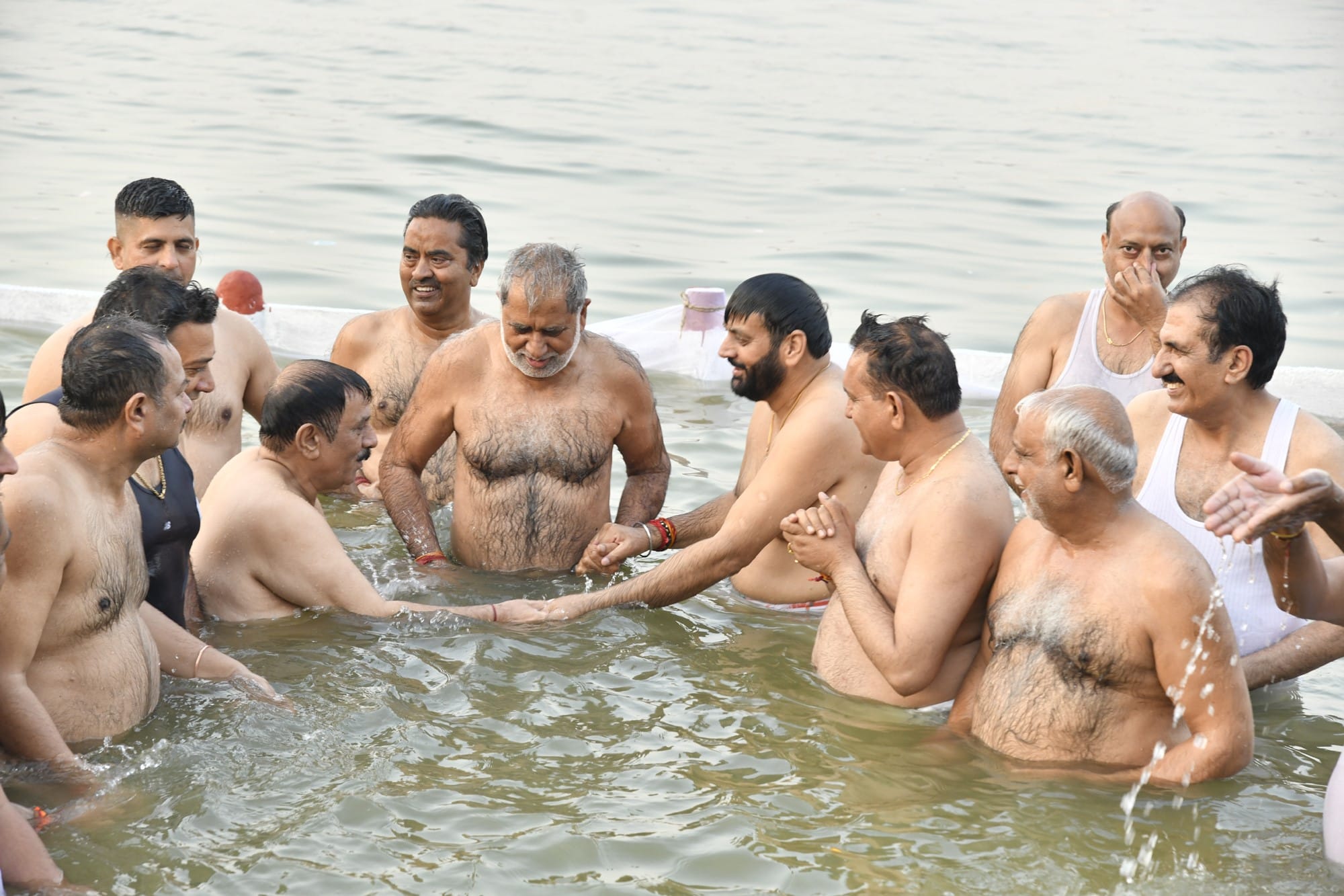 वीआईपी घाट पर स्नान करते सांसद नायब सैनी, विधायक सुभाष सुधा व अन्य। संवाद वीआईपी घाट पर स्नान करते सांसद नायब सैनी, विधायक सुभाष सुधा व अन्य। संवाद