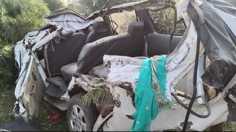Prayagraj News : भीषण हादसे के बाद क्षतिग्रस्त कार।