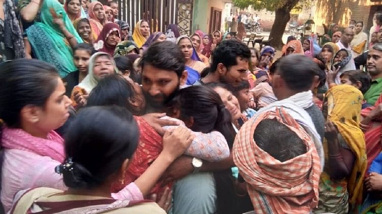Prayagraj News : हंडिया में सड़क हादसे में छह लोगों की मौत के बाद रोते-बिलखते परिजन।