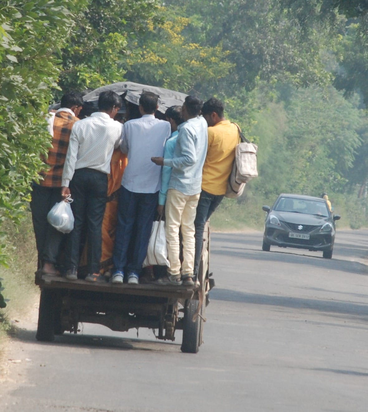 बागपत-चमरावल रोड पर डग्गेमार वाहन से जाते यात्री बागपत-चमरावल रोड पर डग्गेमार वाहन से जाते यात्री
