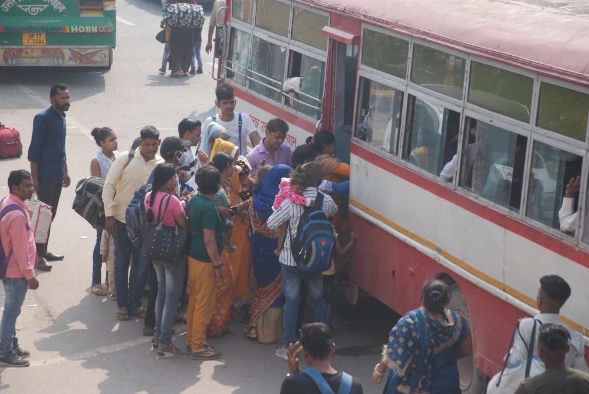 बागपत के राष्ट्र वंदना चौक पर रोडवेज बस में चढ़ने के लिए लगी यात्रियों की भीड़ बागपत के राष्ट्र वंदना चौक पर रोडवेज बस में चढ़ने के लिए लगी यात्रियों की भीड़