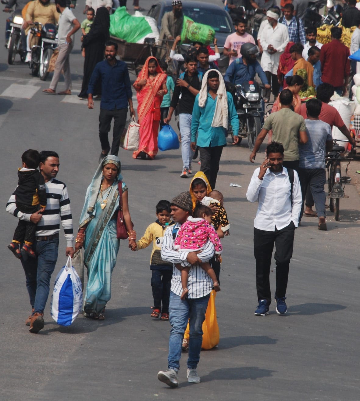 बागपत में भैयादूज पर्व पर वाहन न मिलने पर हाईवे पर पैदल जाते यात्री बागपत में भैयादूज पर्व पर वाहन न मिलने पर हाईवे पर पैदल जाते यात्री