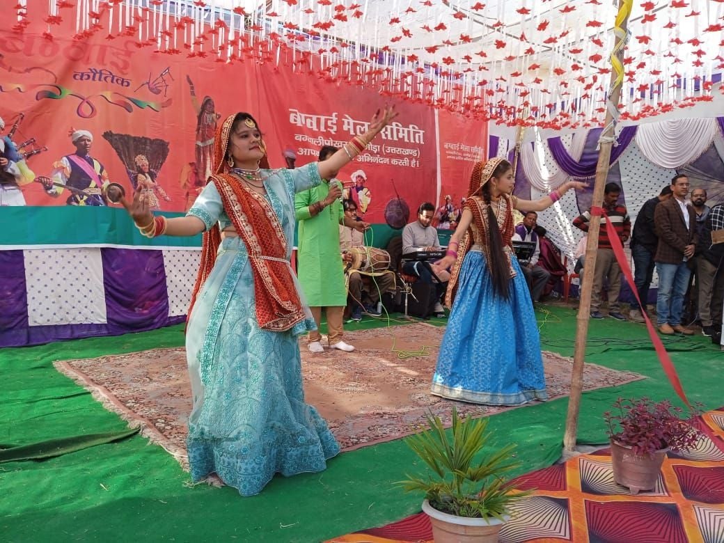 बग्वाई कौतिक में रंगारंग कार्यक्रम पेश करतीं बालिकाएं। संवाद बग्वाई कौतिक में रंगारंग कार्यक्रम पेश करतीं बालिकाएं। संवाद