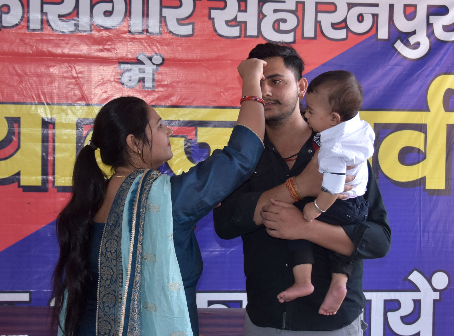 भाईदूज पर जिलागार में भाई के तिलक करती बहन भाईदूज पर जिलागार में भाई के तिलक करती बहन