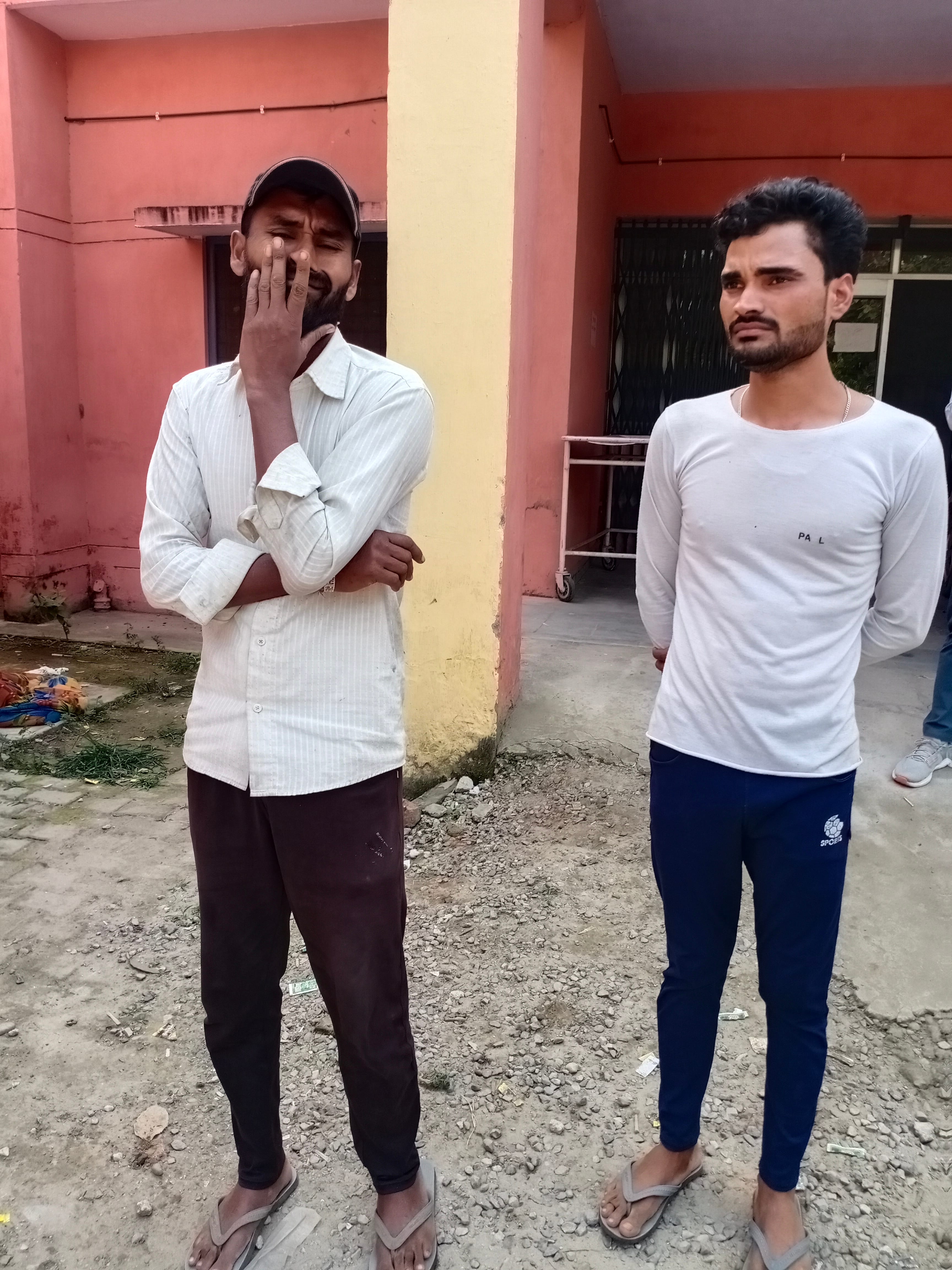 भोपा पर सीएचसी में  विलाप करता मृतक का भाई।