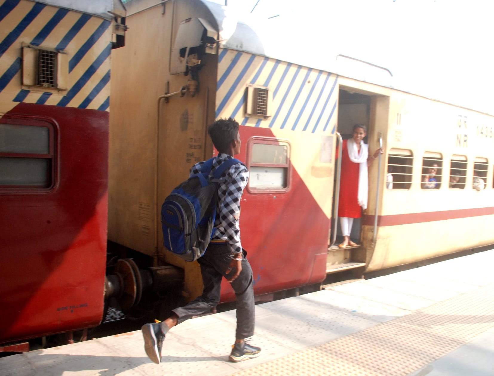 भैया जल्दी आओ ट्रेन चल दी: बागपत रेवले स्टेशन पर ट्रेन चलने के दौरान दौड़ लगाता युवक भैया जल्दी आओ ट्रेन चल दी: बागपत रेवले स्टेशन पर ट्रेन चलने के दौरान दौड़ लगाता युवक