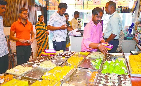 भैयादूज पर मिठाई की खरीदारी करते लोग। भैयादूज पर मिठाई की खरीदारी करते लोग।