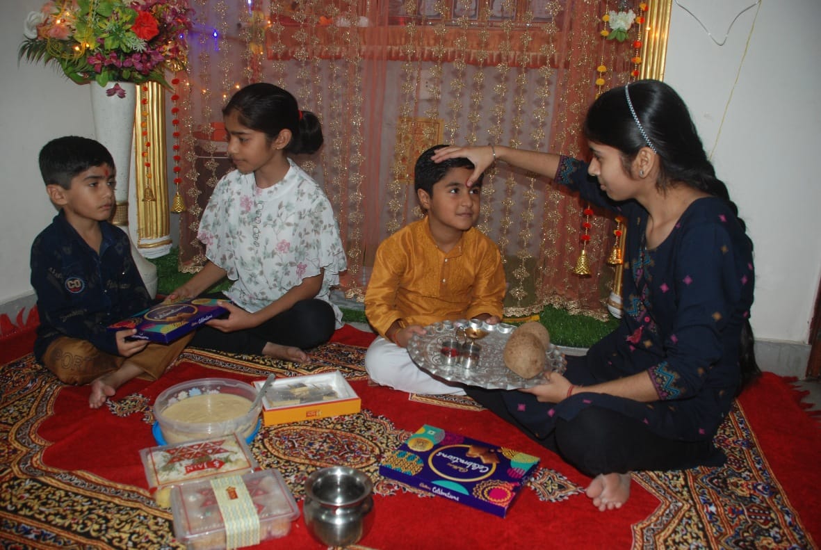 भैयादूज पर्व पर बागपत में भाई वेदांश को तिलक लगाती बहन भारती ओर भाई संयम को गिफ्ट देती बहन गीत भैयादूज पर्व पर बागपत में भाई वेदांश को तिलक लगाती बहन भारती ओर भाई संयम को गिफ्ट देती बहन गीत
