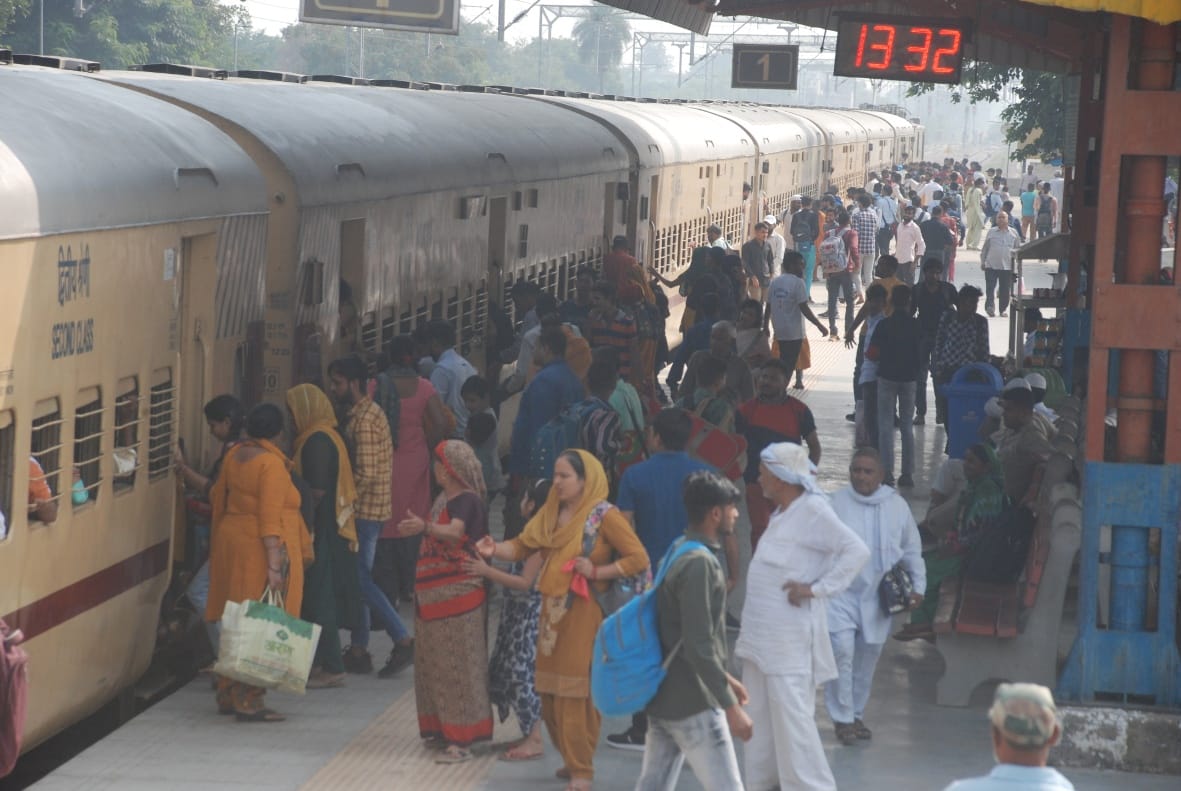 भैयादूज पर्व पर बागपत रेवले स्टेशन पर ट्रेन में चढ़ने के लिए लगी यात्रियों की भीड़ भैयादूज पर्व पर बागपत रेवले स्टेशन पर ट्रेन में चढ़ने के लिए लगी यात्रियों की भीड़