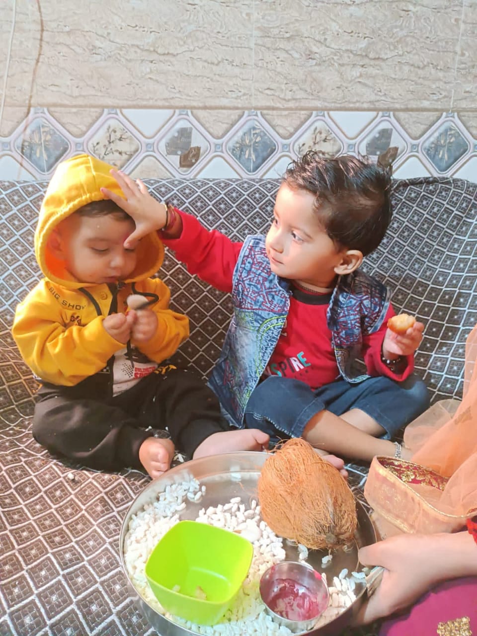बड़गांव में छोटे भाई को तिलक करती बहन बड़गांव में छोटे भाई को तिलक करती बहन