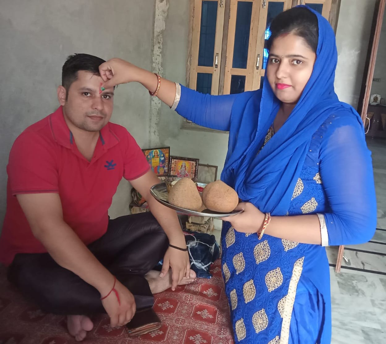 बड़ौत में भैय्यादूज पर्व पर भाई को तिलक लगाती बहन बड़ौत में भैय्यादूज पर्व पर भाई को तिलक लगाती बहन