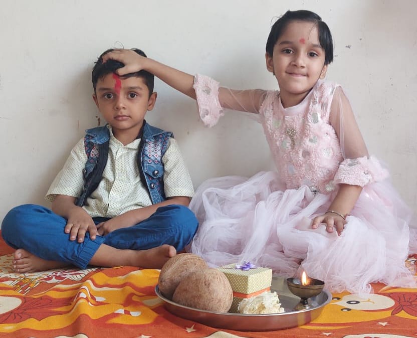 बड़ौत में भैय्यादूज पर्व पर छोटे भाई को तिलक लगाती बहन बड़ौत में भैय्यादूज पर्व पर छोटे भाई को तिलक लगाती बहन
