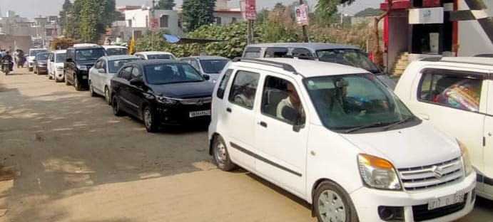 बड़ौत में बिजरोल फाटक पर जाम में फंसे वाहन बड़ौत में बिजरोल फाटक पर जाम में फंसे वाहन