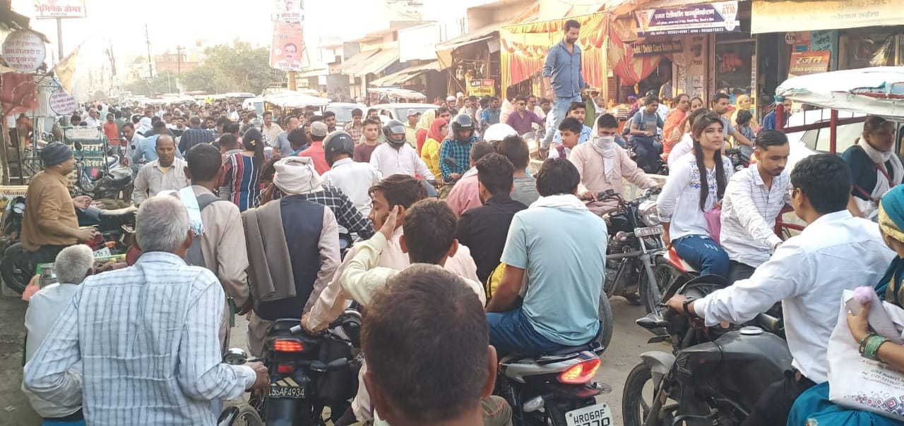 बड़ौत में बिनौली फाटक पर जाम में फंसे लोग बड़ौत में बिनौली फाटक पर जाम में फंसे लोग