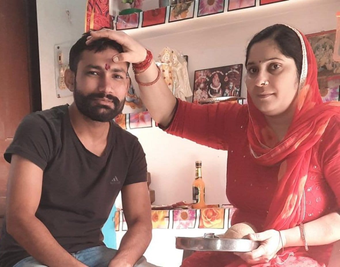 छपरौली के लूंब गांव में भाई को तिलक लगाती बहन छपरौली के लूंब गांव में भाई को तिलक लगाती बहन