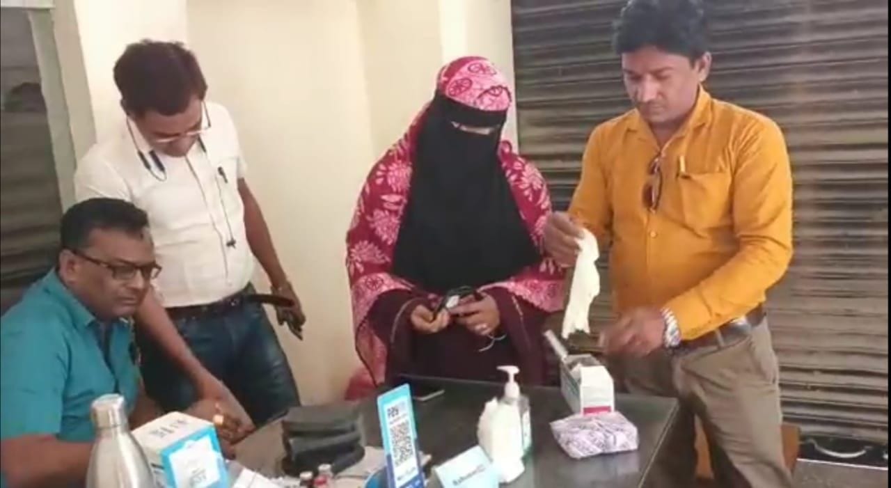 गोंडा में खरगूपुर के विशुनापुर में झोलाछाप की क्लीनिक में जांच करते डिप्टी सीएमओ डॉ. टीपी जायसवा? गोंडा में खरगूपुर के विशुनापुर में झोलाछाप की क्लीनिक में जांच करते डिप्टी सीएमओ डॉ. टीपी जायसवा?