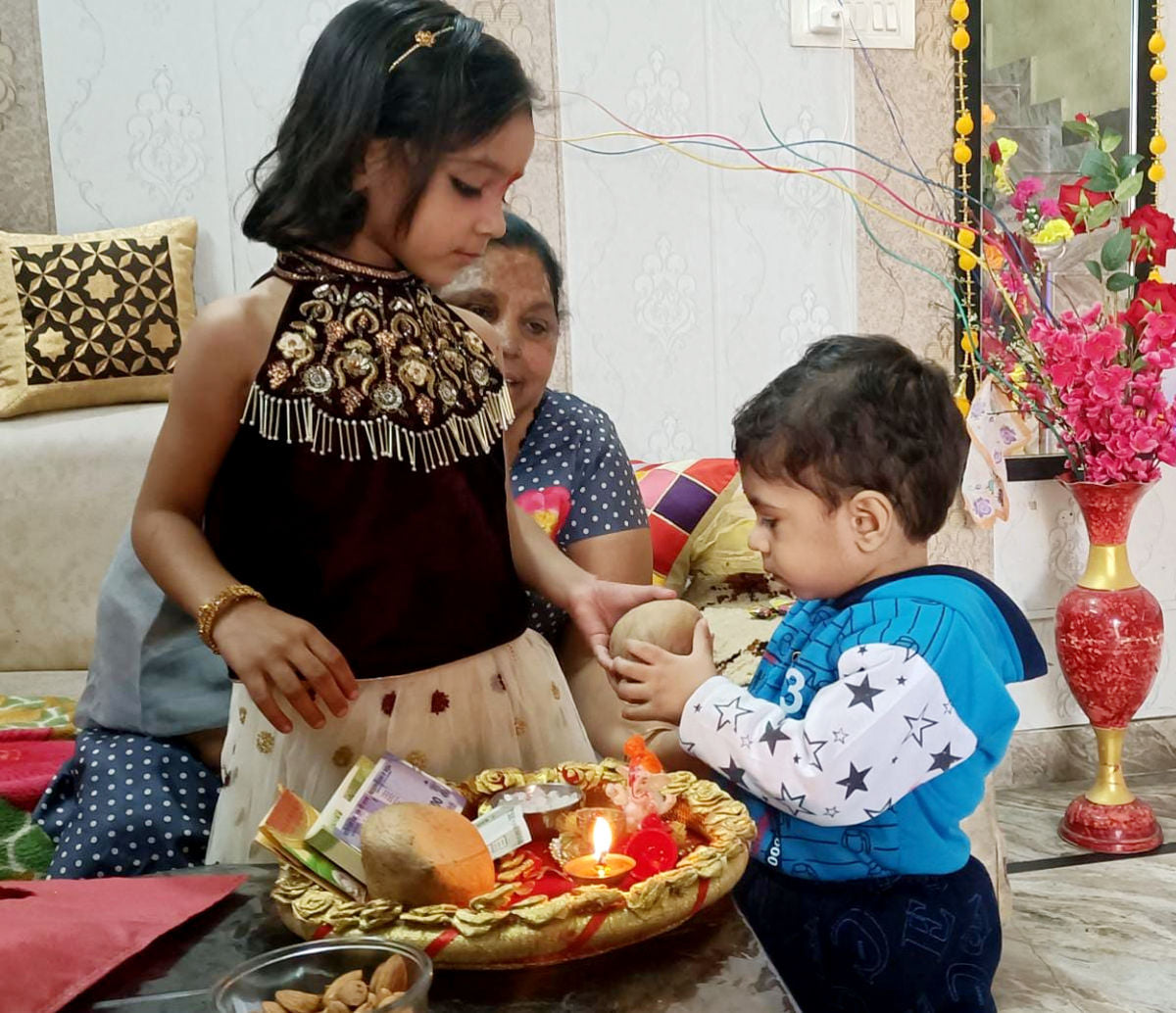 हीरल अपने भाई आद्घिक के साथ भाईदूज मनाती
