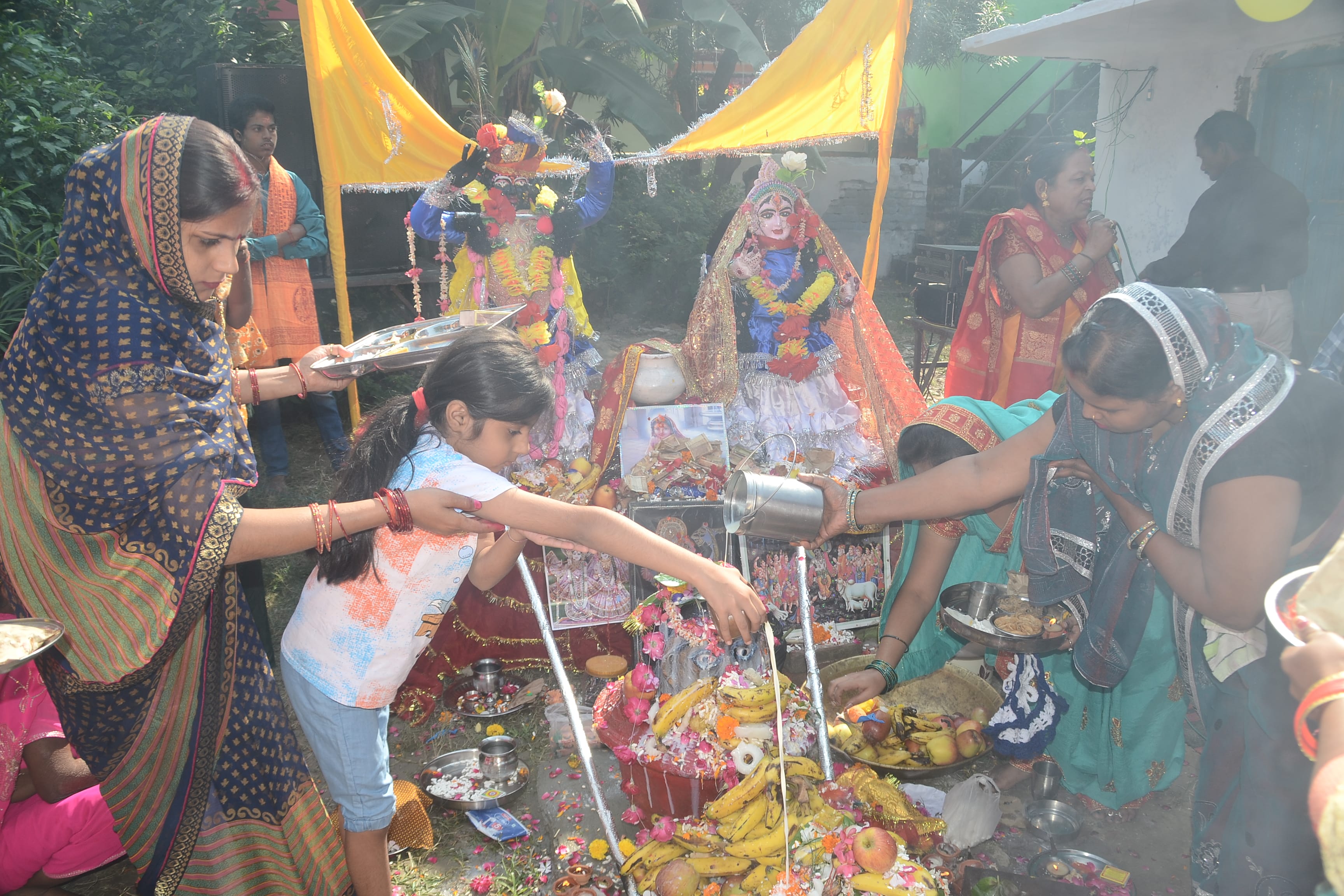 लोधी धर्मशाला में आयोजित कार्यक्रम में गिरिराज जी की पूजा-अर्चना करते श्रद्धालु। संवाद