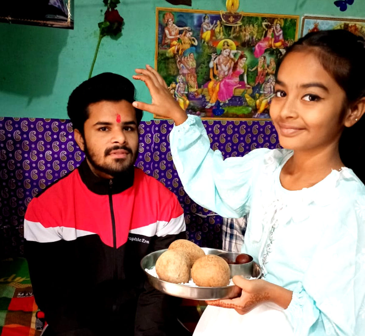 मानकमाऊ में दिव्या अपने भाई को तिलक करती
