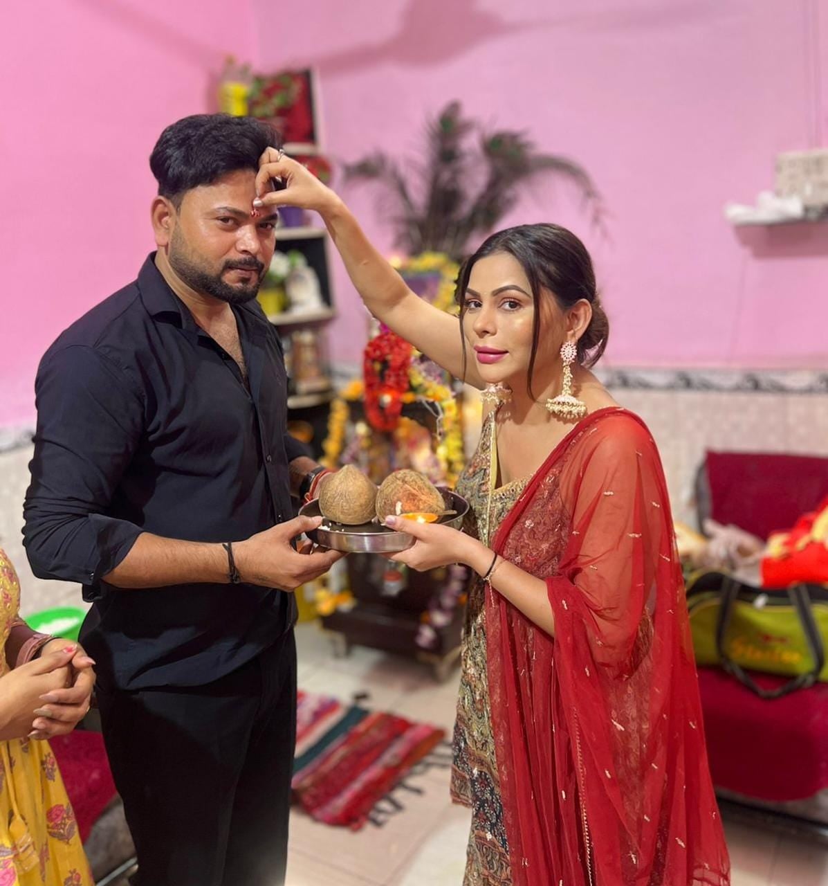 नगर पंचायत नानौता के सभासद सन्नी सैनी को तिलक करती बालीवुड एक्ट्रेस दीपाली सैनी नगर पंचायत नानौता के सभासद सन्नी सैनी को तिलक करती बालीवुड एक्ट्रेस दीपाली सैनी