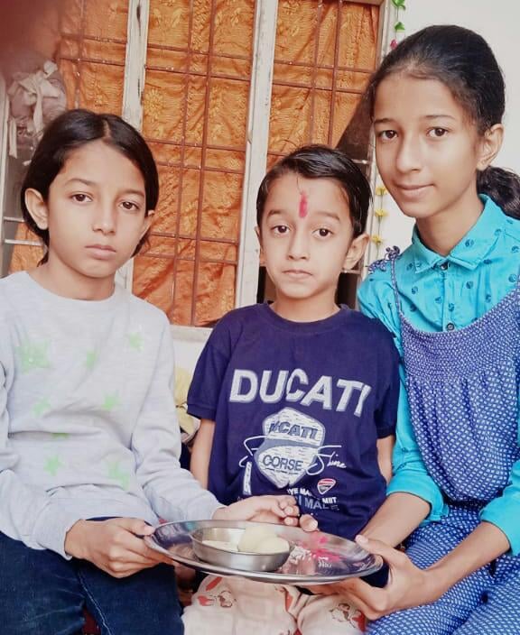 रामपुर मनिहारान में भाई को तिलक करती बहनें रामपुर मनिहारान में भाई को तिलक करती बहनें