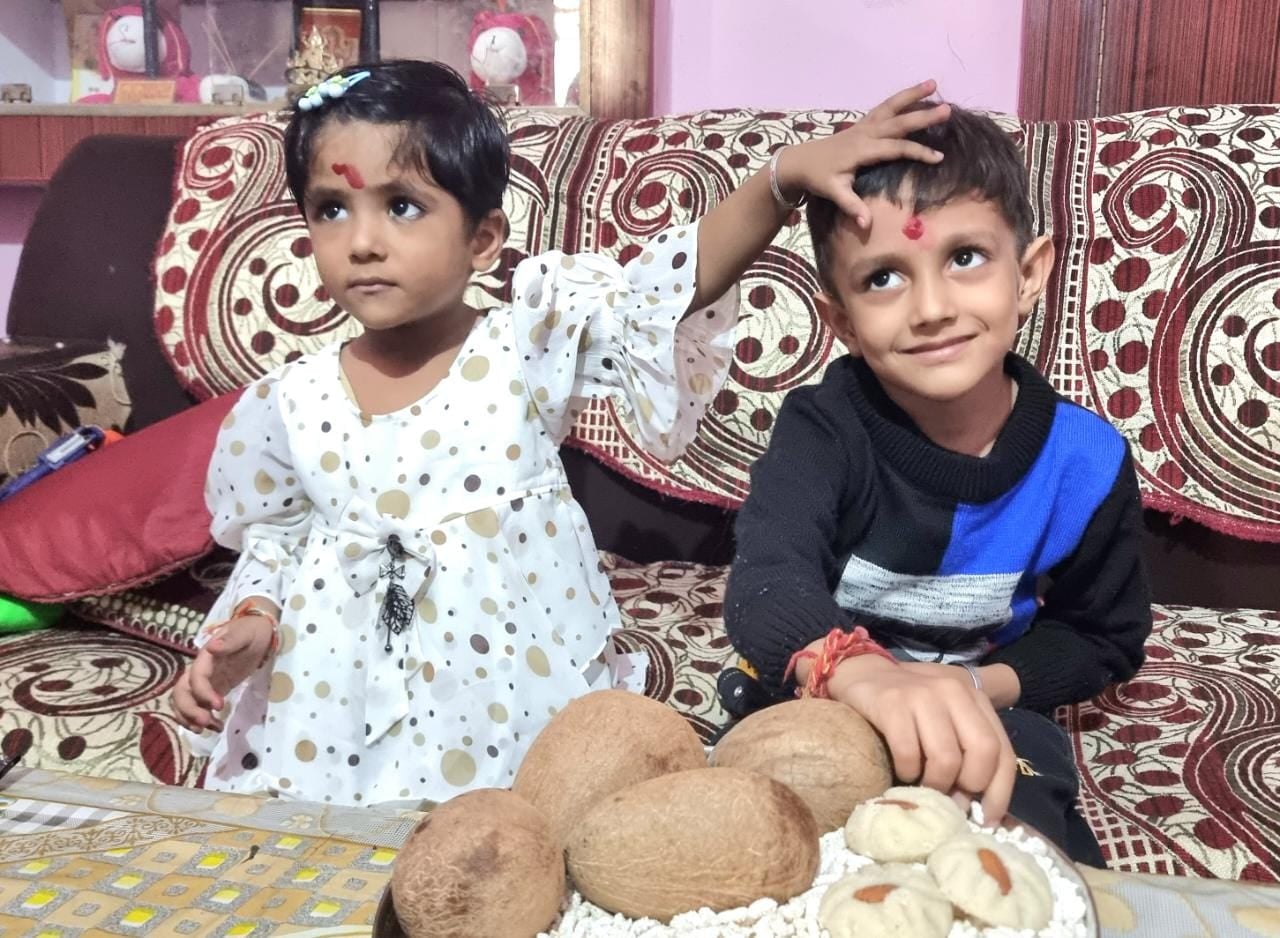 रामपुर मनिहारान में भाई को तिलक करती बहन रामपुर मनिहारान में भाई को तिलक करती बहन