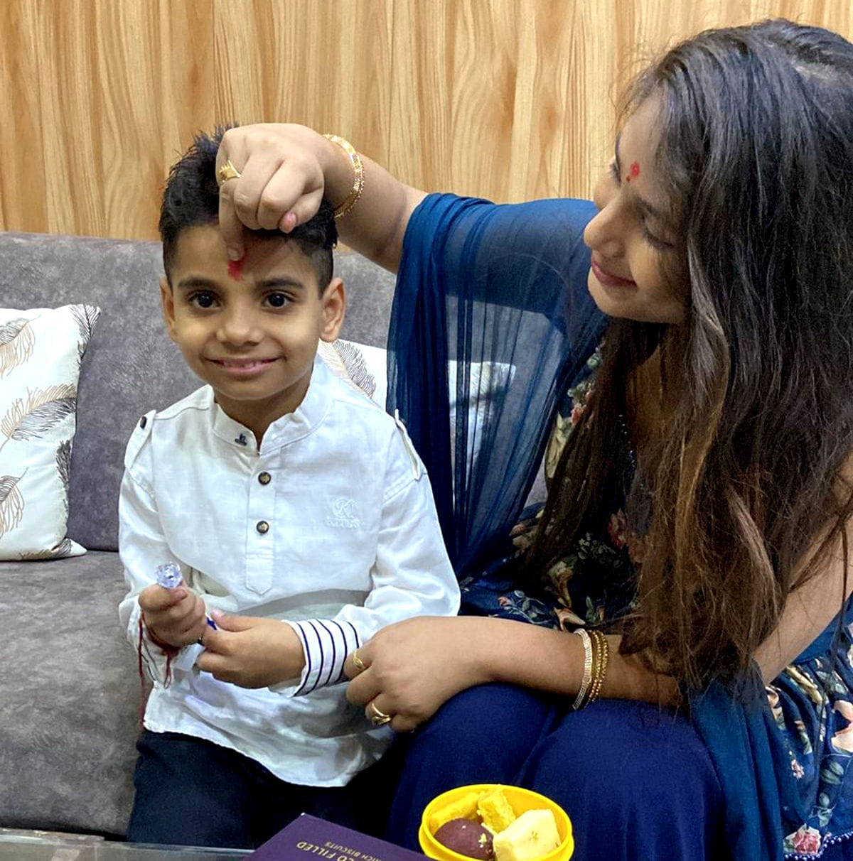 सिमरन अपने भाई को अगम को तिलक करती