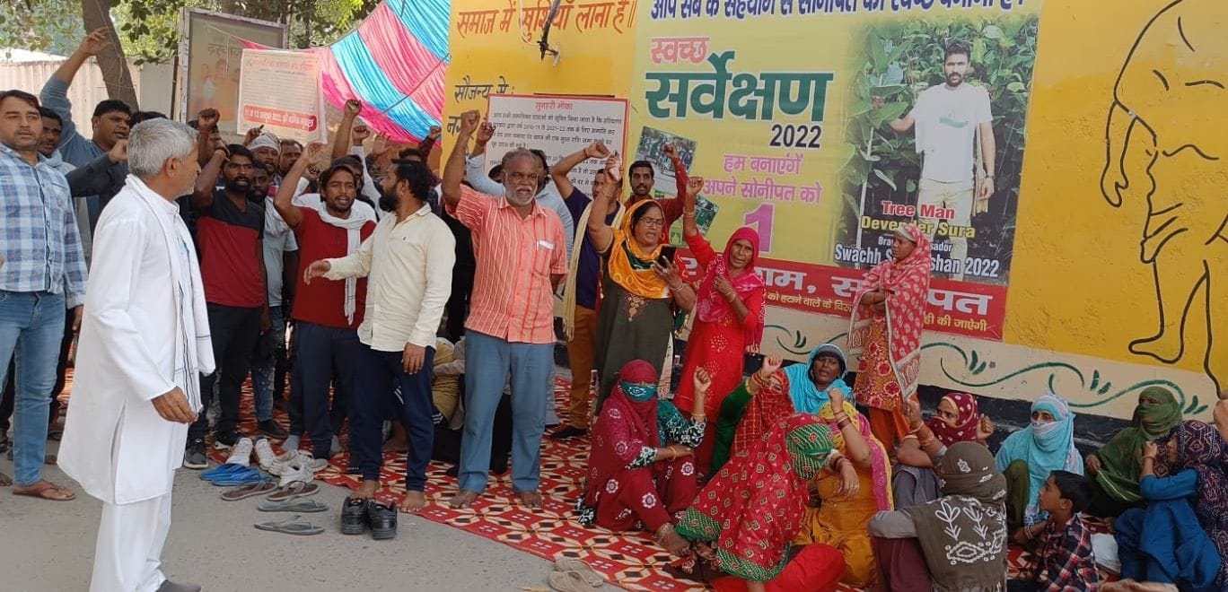 सोनीपत नगर निगम कार्यालय में धरने पर नारेबाजी करते कर्मचारी। संवाद सोनीपत नगर निगम कार्यालय में धरने पर नारेबाजी करते कर्मचारी। संवाद