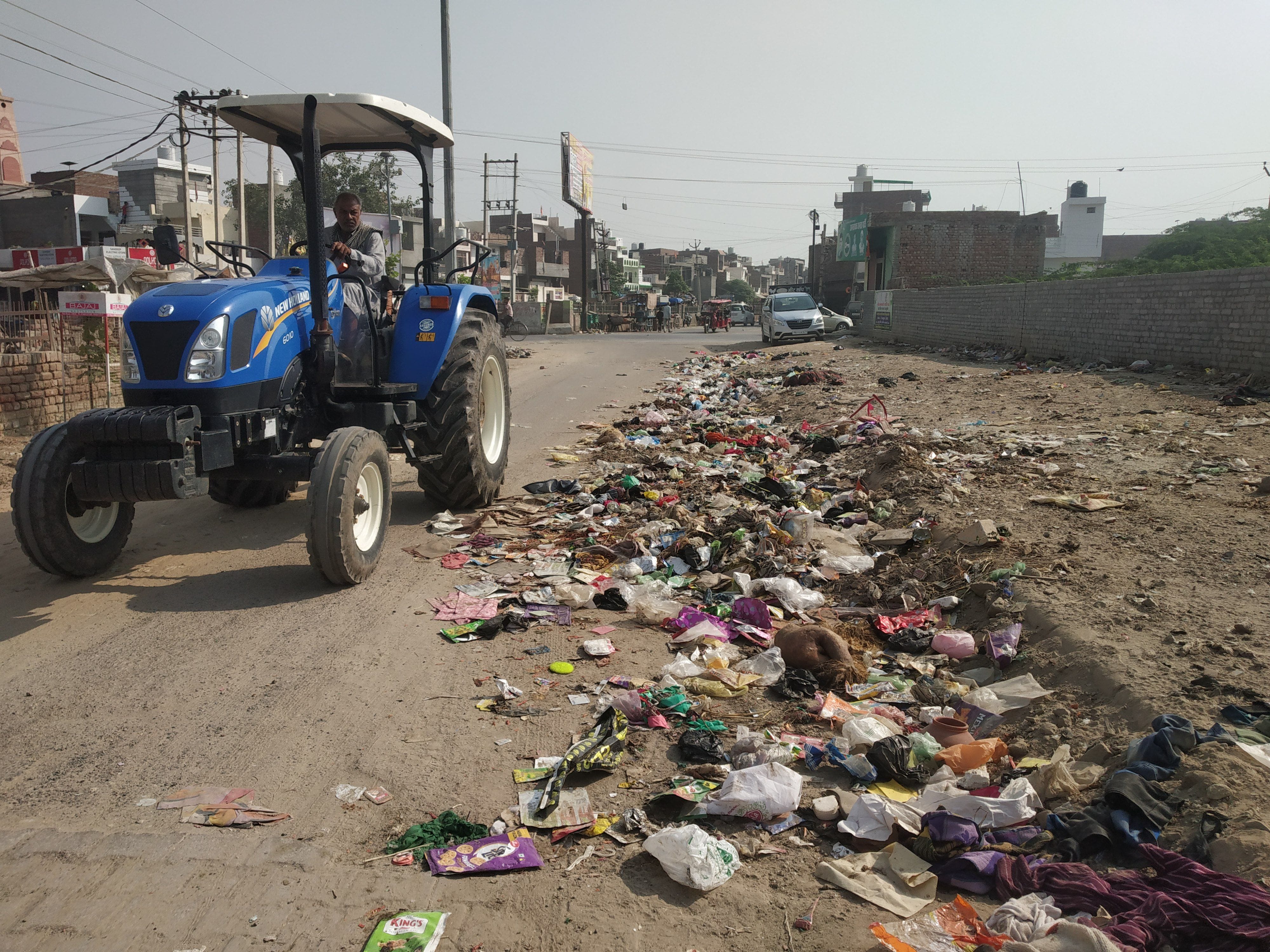 शहर के नागरिक अस्पताल रोड पर लगा कूड़े का ढेर और गुजरता वाहन चालक ।