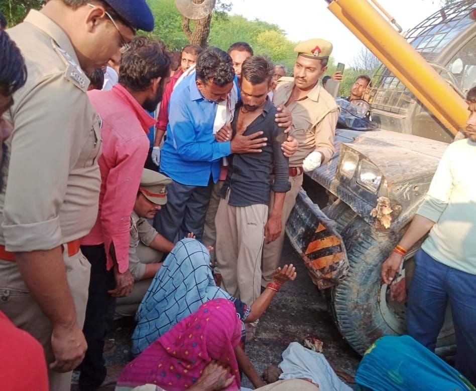 ेशनल हाईवे में जाम लगाए ग्रामीण। ेशनल हाईवे में जाम लगाए ग्रामीण।