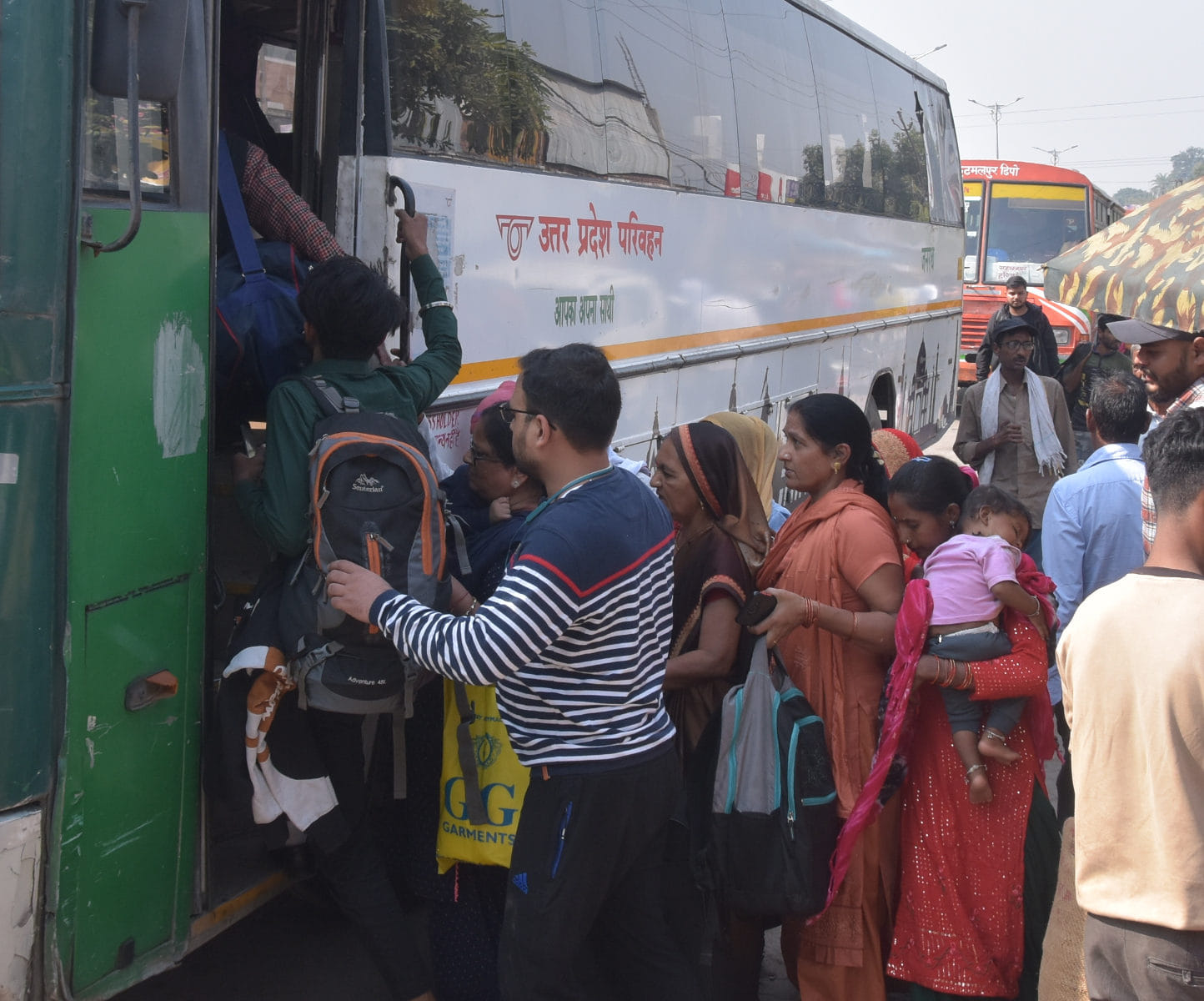 देहरादून रोड पर बस अड़डे भाईदूज पर बस में चढ़ती सवारी देहरादून रोड पर बस अड़डे भाईदूज पर बस में चढ़ती सवारी