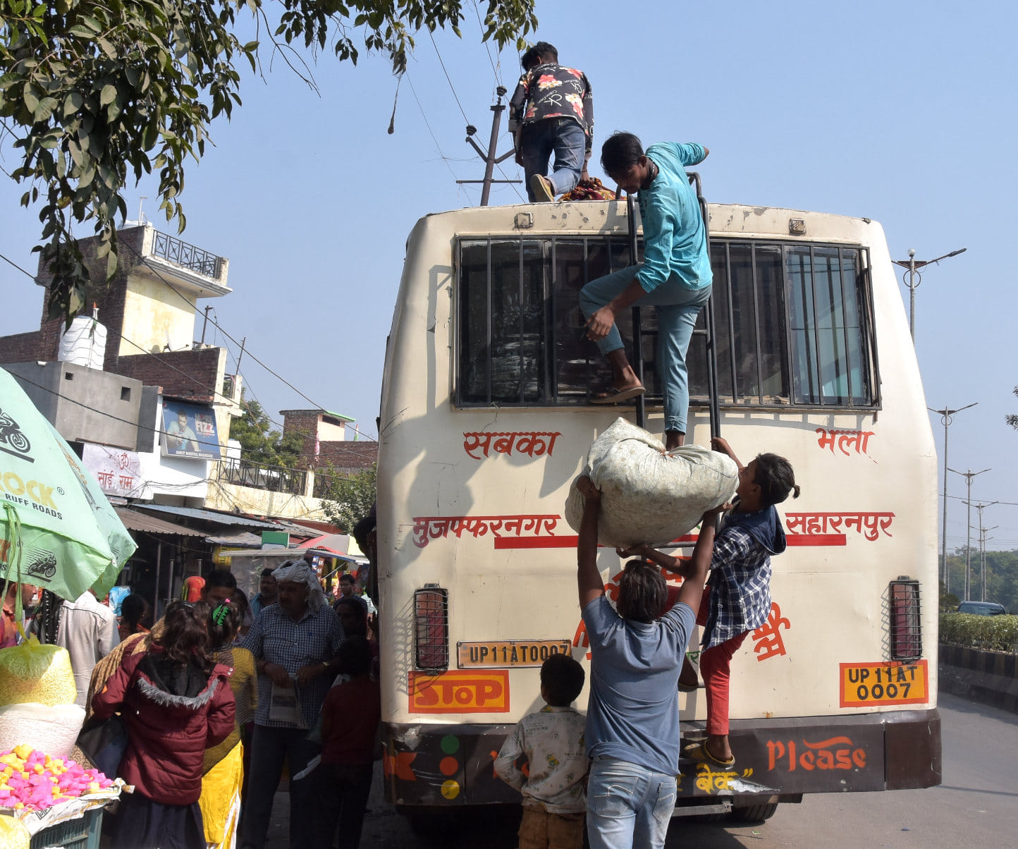 देहरादून रोड पर प्राईवेट बस में भाईदूज पर बस में चढ़ती सवारी देहरादून रोड पर प्राईवेट बस में भाईदूज पर बस में चढ़ती सवारी