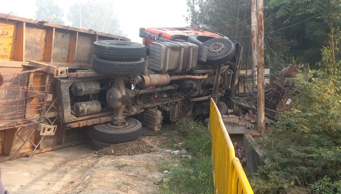 थानाभवन में पलटा पड़ा ट्रक। थानाभवन में पलटा पड़ा ट्रक।